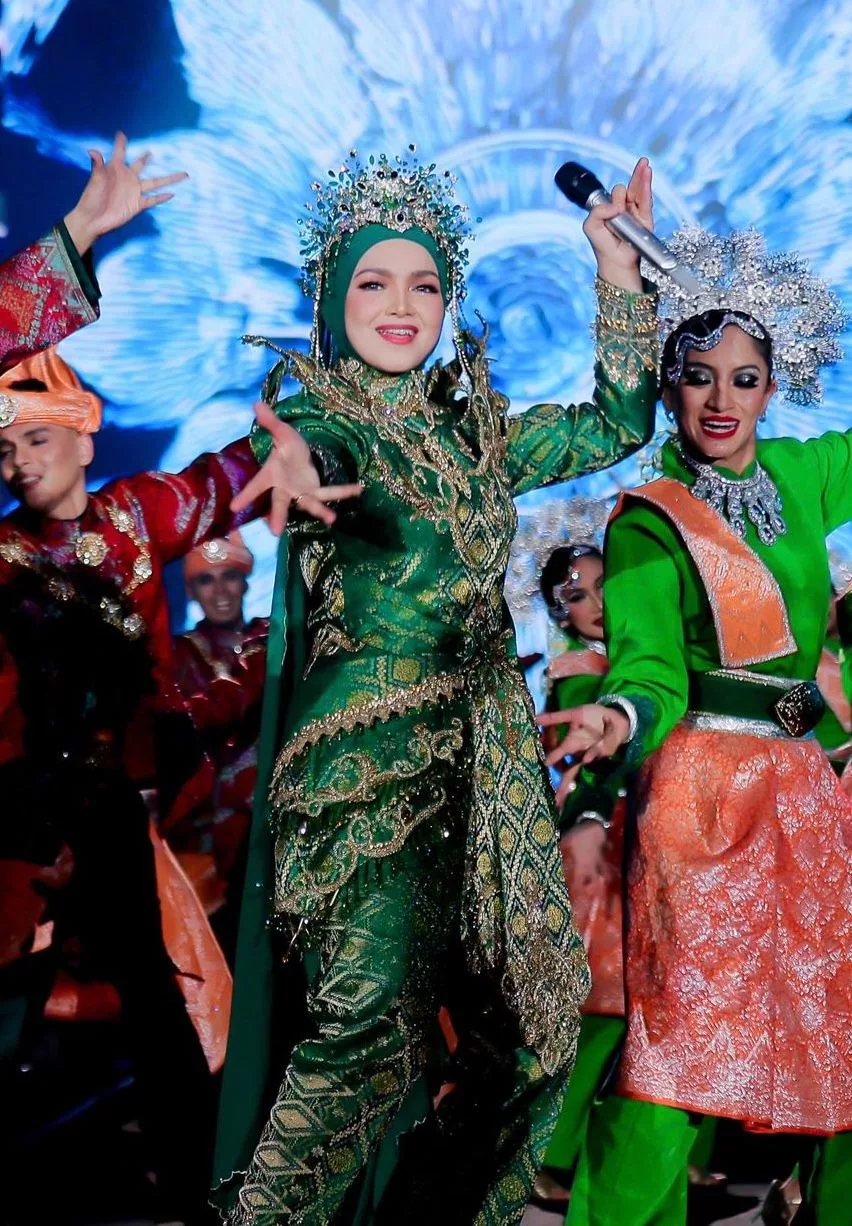 Tak Lena Tidur Siapkan Busana TokTi! Kisah Pereka Melaka Cipta Sejarah, Songket Hijau Jadi Saksi Penutup Konsert Legacy 30 Siti Nurhaliza