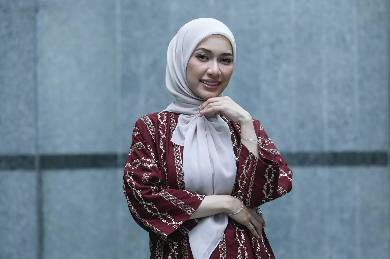 Zara Zya Tepis Gosip Cinta Dengan Datuk Seri, Minta Henti Naratif Tidak Tepat – “Jumpa Pun Baru Sekali.”