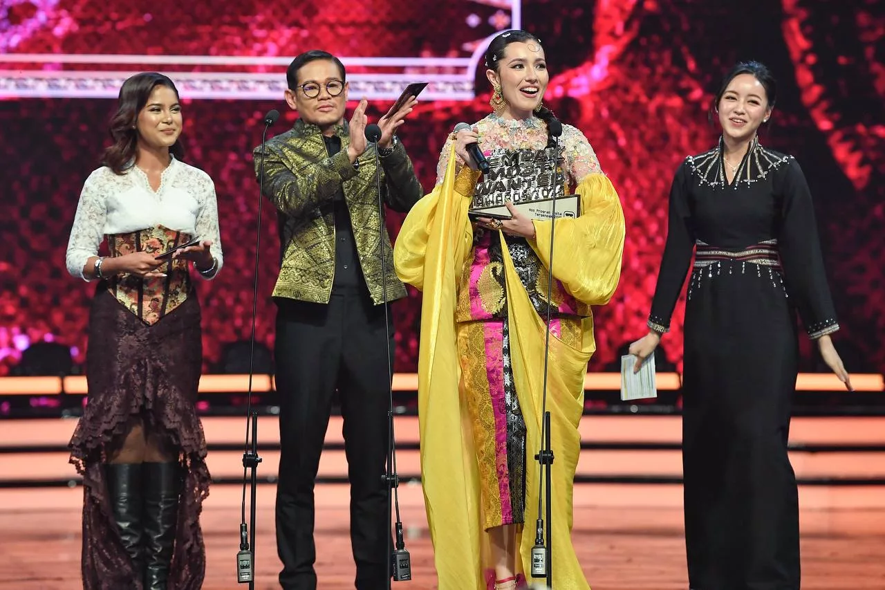 Belum Boleh ‘Move On’! Astro Menampilkan Semangat Home Of Live Dengan Sentuhan Indah & Luar Biasa Menerusi Pentas ‘Re Culture’ GMWA2025 43 Belum Boleh ‘Move On’! Astro Menampilkan Semangat Home Of Live Dengan Sentuhan Indah & Luar Biasa Menerusi Pentas ‘Re Culture’ GMWA2025