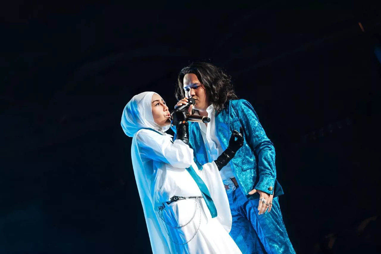 “Saya Leka Tapi Dia Beri Semangat…,” – Konsert Majlis Tertinggi, Ella Masih Berbisa Di Usia 60 Tahun! Suami Jadi Tulang Belakang