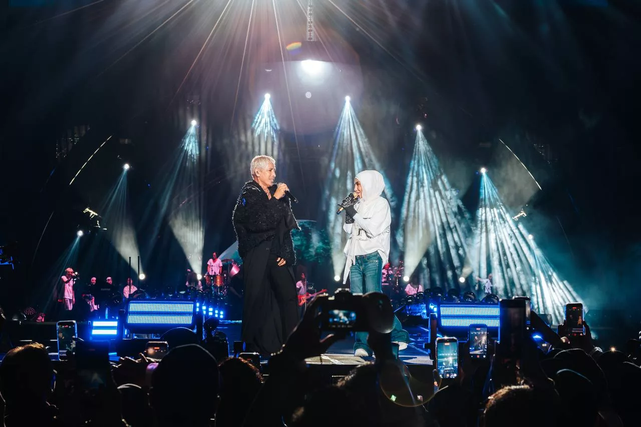 “Saya Leka Tapi Dia Beri Semangat…,” – Konsert Majlis Tertinggi, Ella Masih Berbisa Di Usia 60 Tahun! Suami Jadi Tulang Belakang