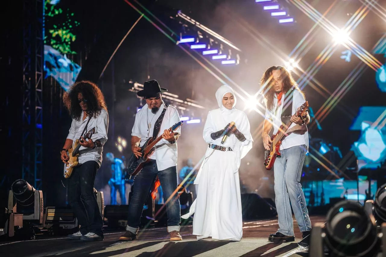 “Saya Leka Tapi Dia Beri Semangat…,” - Konsert Majlis Tertinggi, Ella Masih Berbisa Di Usia 60 Tahun! Suami Jadi Tulang Belakang 13 “Saya Leka Tapi Dia Beri Semangat…,” – Konsert Majlis Tertinggi, Ella Masih Berbisa Di Usia 60 Tahun! Suami Jadi Tulang Belakang