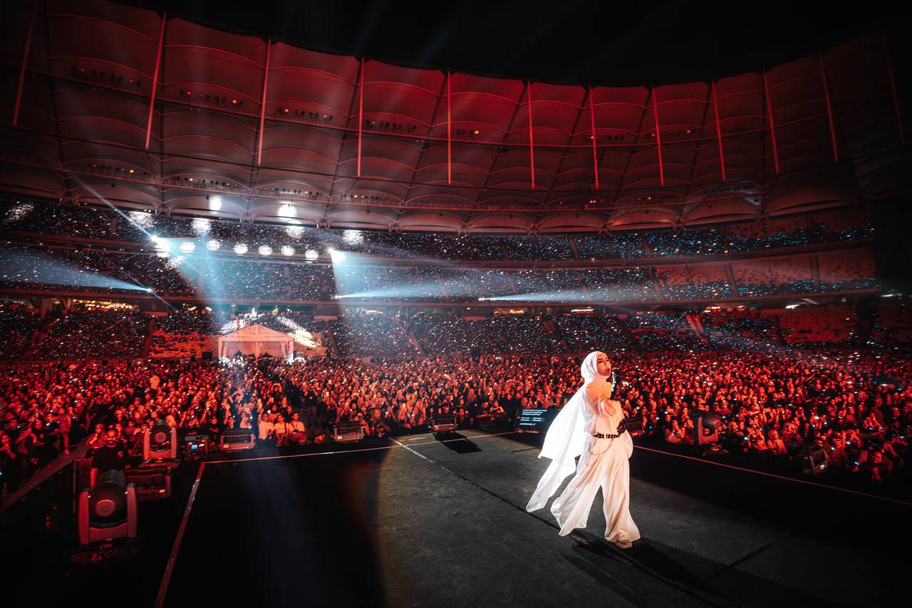 “Saya Leka Tapi Dia Beri Semangat…,” - Konsert Majlis Tertinggi, Ella Masih Berbisa Di Usia 60 Tahun! Suami Jadi Tulang Belakang 12 “Saya Leka Tapi Dia Beri Semangat…,” – Konsert Majlis Tertinggi, Ella Masih Berbisa Di Usia 60 Tahun! Suami Jadi Tulang Belakang