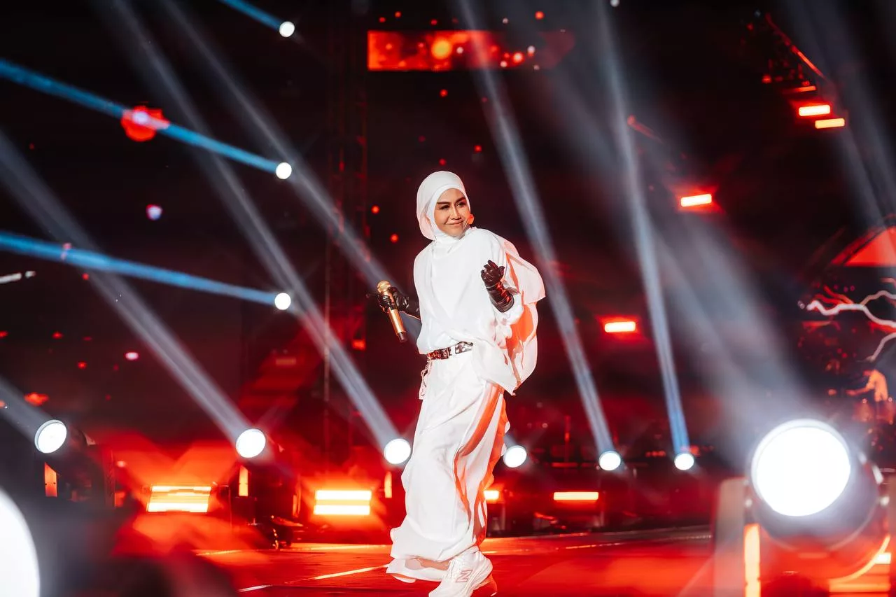 “Saya Leka Tapi Dia Beri Semangat…,” - Konsert Majlis Tertinggi, Ella Masih Berbisa Di Usia 60 Tahun! Suami Jadi Tulang Belakang 15 “Saya Leka Tapi Dia Beri Semangat…,” – Konsert Majlis Tertinggi, Ella Masih Berbisa Di Usia 60 Tahun! Suami Jadi Tulang Belakang