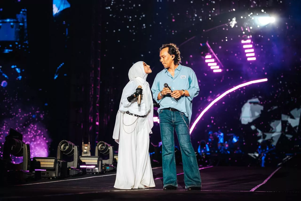 “Saya Leka Tapi Dia Beri Semangat…,” - Konsert Majlis Tertinggi, Ella Masih Berbisa Di Usia 60 Tahun! Suami Jadi Tulang Belakang 11 “Saya Leka Tapi Dia Beri Semangat…,” – Konsert Majlis Tertinggi, Ella Masih Berbisa Di Usia 60 Tahun! Suami Jadi Tulang Belakang