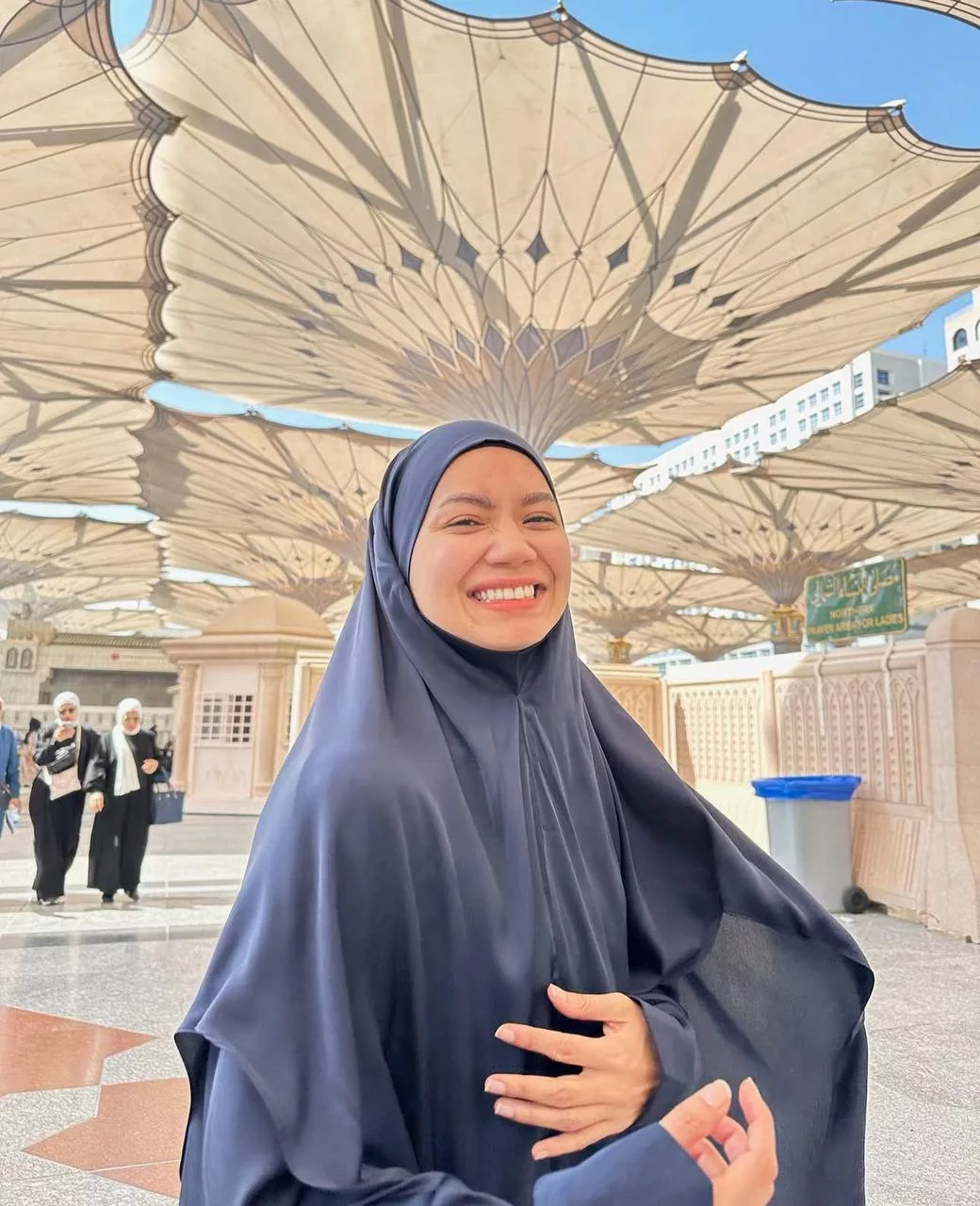 “Namun Bila Pulang Malaysia, Allah Bagi Satu Rasa Yang Lain,” - Jalani Penggambaran Di Tanah Suci, Aprena Manrose Pernah Panjat Doa Kembali Bersama Bekas Suami 7 “Namun Bila Pulang Malaysia, Allah Bagi Satu Rasa Yang Lain,” – Jalani Penggambaran Di Tanah Suci, Aprena Manrose Pernah Panjat Doa Kembali Bersama Bekas Suami