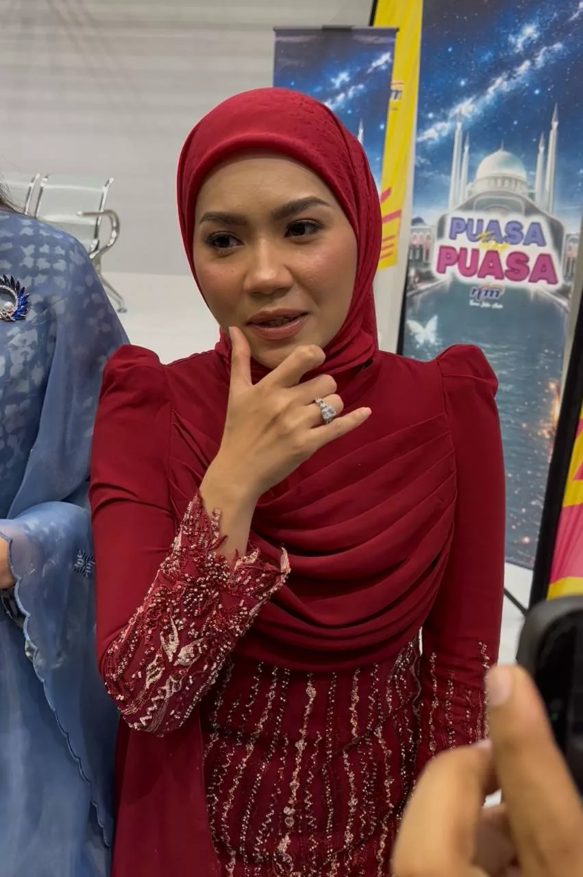 “Namun Bila Pulang Malaysia, Allah Bagi Satu Rasa Yang Lain,” - Jalani Penggambaran Di Tanah Suci, Aprena Manrose Pernah Panjat Doa Kembali Bersama Bekas Suami 6 “Namun Bila Pulang Malaysia, Allah Bagi Satu Rasa Yang Lain,” – Jalani Penggambaran Di Tanah Suci, Aprena Manrose Pernah Panjat Doa Kembali Bersama Bekas Suami