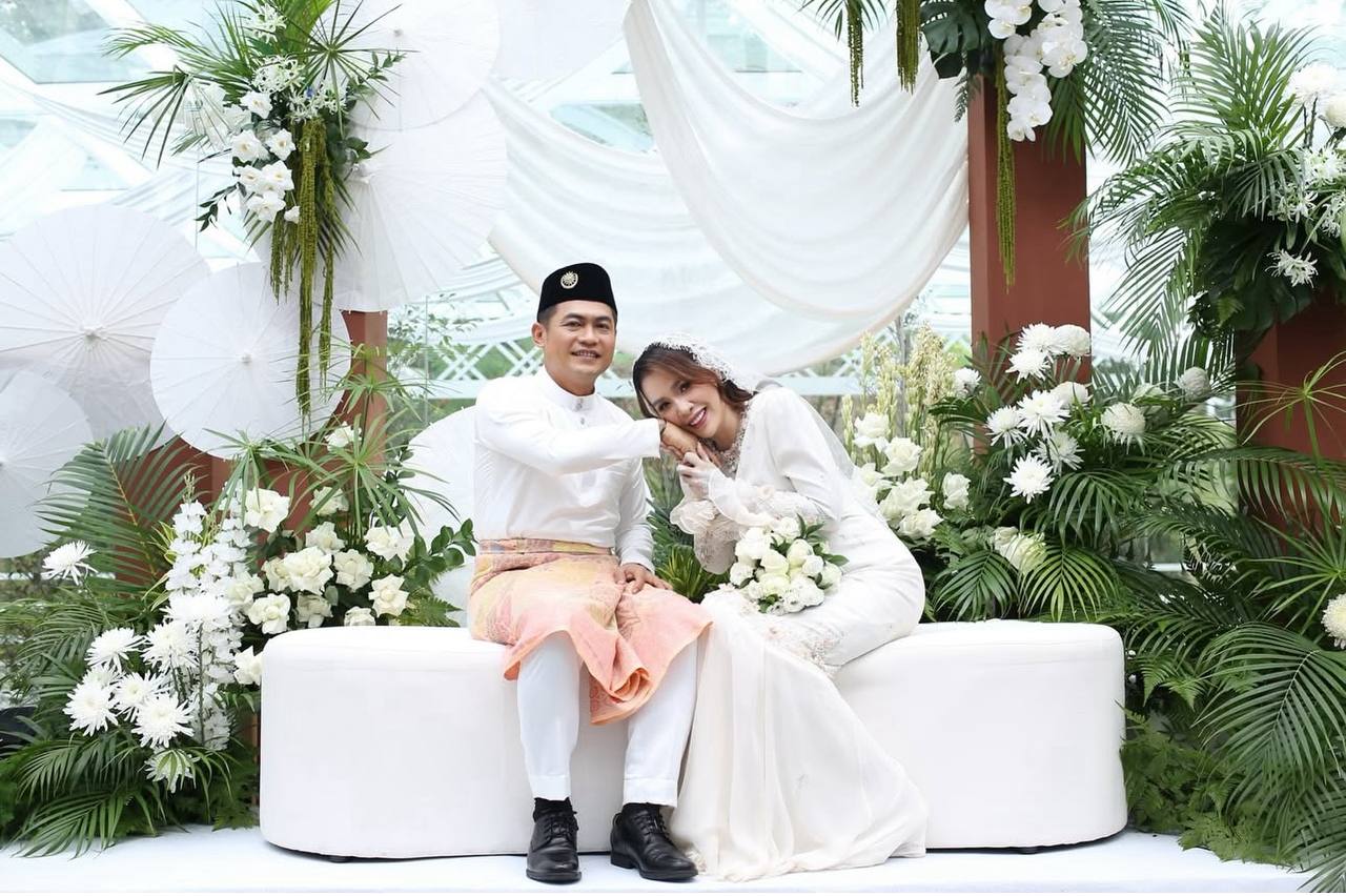 “Jodoh Datang Dalam Waktu Yang Kita Tak Sangka,” - 3 Tahun Bergelar Ibu Tunggal, Puteri Lily Lokman Pilih Azri Musa Sebagai Teman Hidup 4 “Jodoh Datang Dalam Waktu Yang Kita Tak Sangka,” – 3 Tahun Bergelar Ibu Tunggal, Puteri Lily Lokman Pilih Azri Musa Sebagai Teman Hidup