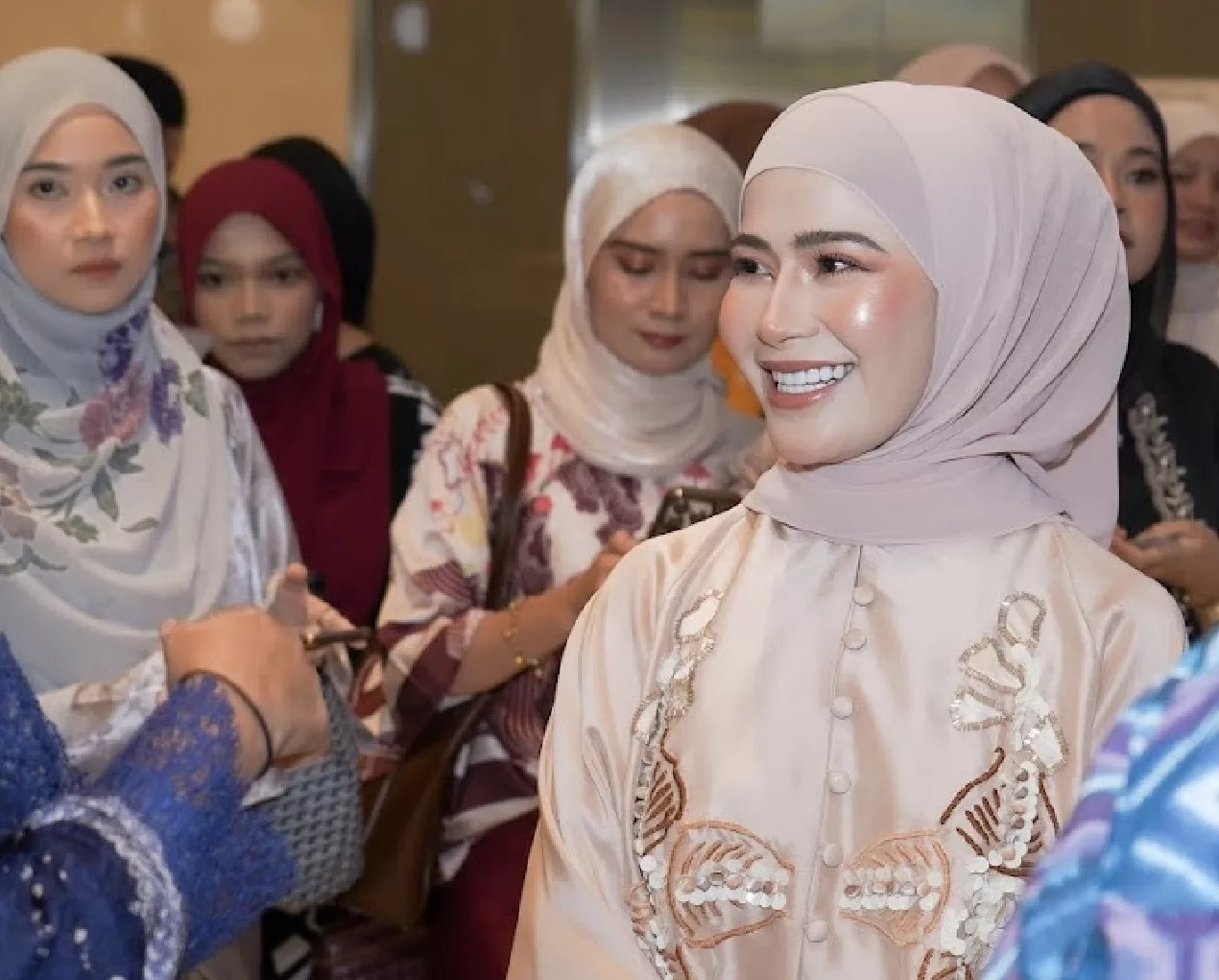 “Hidung Penyek Ke, Tinggi Ke, Kita Tetap…,” – Madammu Percaya Istilah Cantik Tak Semestinya Diukur Berdasarkan Standard Fizikal