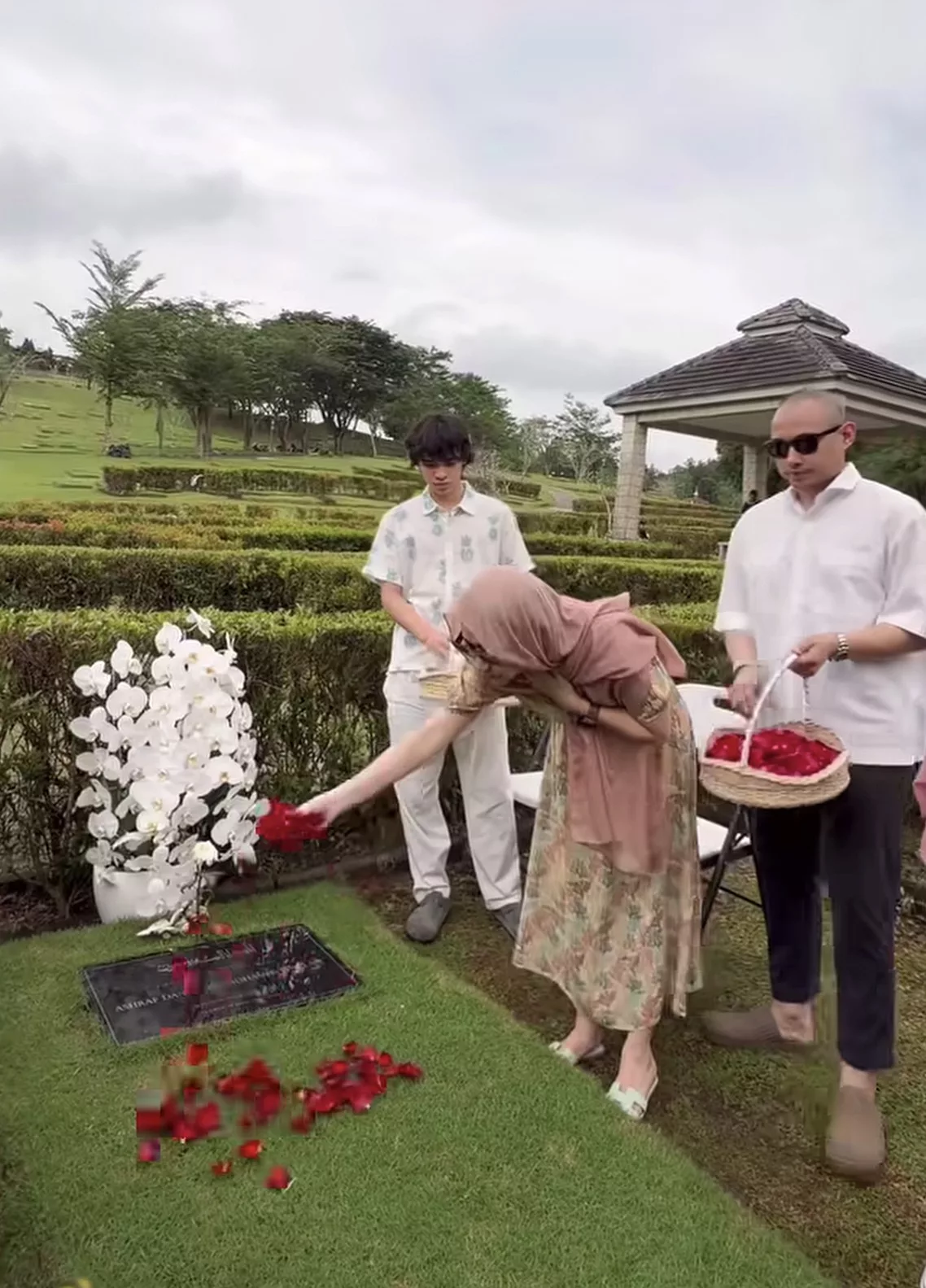 “Enam Tahun Lalu, Sesuatu Yang Tak Pernah Kami Bayangkan Berlaku, Kamu Pergi Terlalu Awal,” – Bunga Citra Lestari