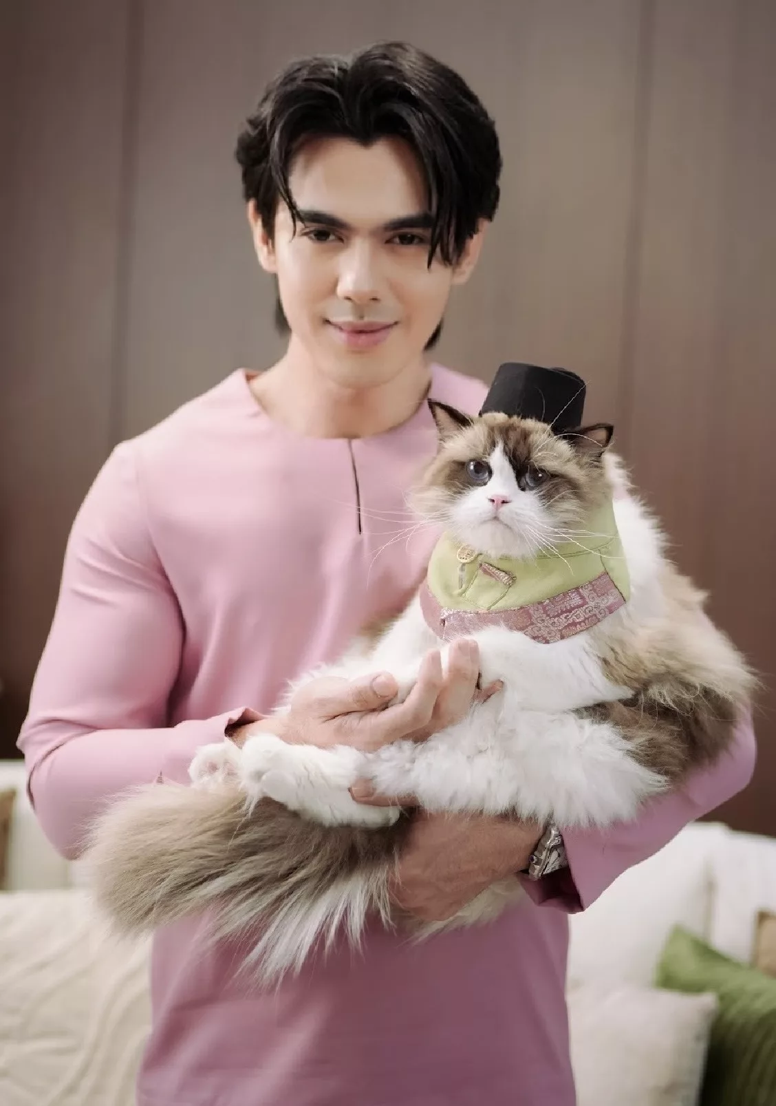 Revolusi Baju Raya Si Bulus! Amri Aziz & Zarol Zarif Perkenal Bib Raya Kucing Pertama Di Malaysia, Lantik Ara Johari & Wany Hasrita Sebagai ‘Muse’ 9 Revolusi Baju Raya Si Bulus! Amri Aziz & Zarol Zarif Perkenal Bib Raya Kucing Pertama Di Malaysia, Lantik Ara Johari & Wany Hasrita Sebagai ‘Muse’