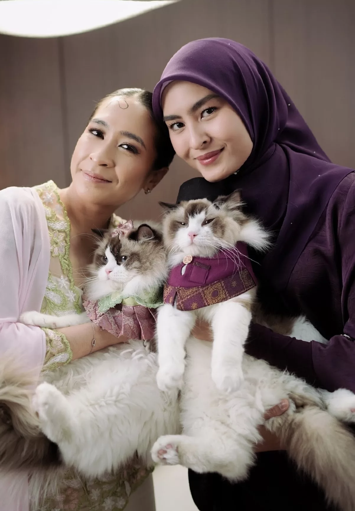 Revolusi Baju Raya Si Bulus! Amri Aziz & Zarol Zarif Perkenal Bib Raya Kucing Pertama Di Malaysia, Lantik Ara Johari & Wany Hasrita Sebagai ‘Muse’ 7 Revolusi Baju Raya Si Bulus! Amri Aziz & Zarol Zarif Perkenal Bib Raya Kucing Pertama Di Malaysia, Lantik Ara Johari & Wany Hasrita Sebagai ‘Muse’