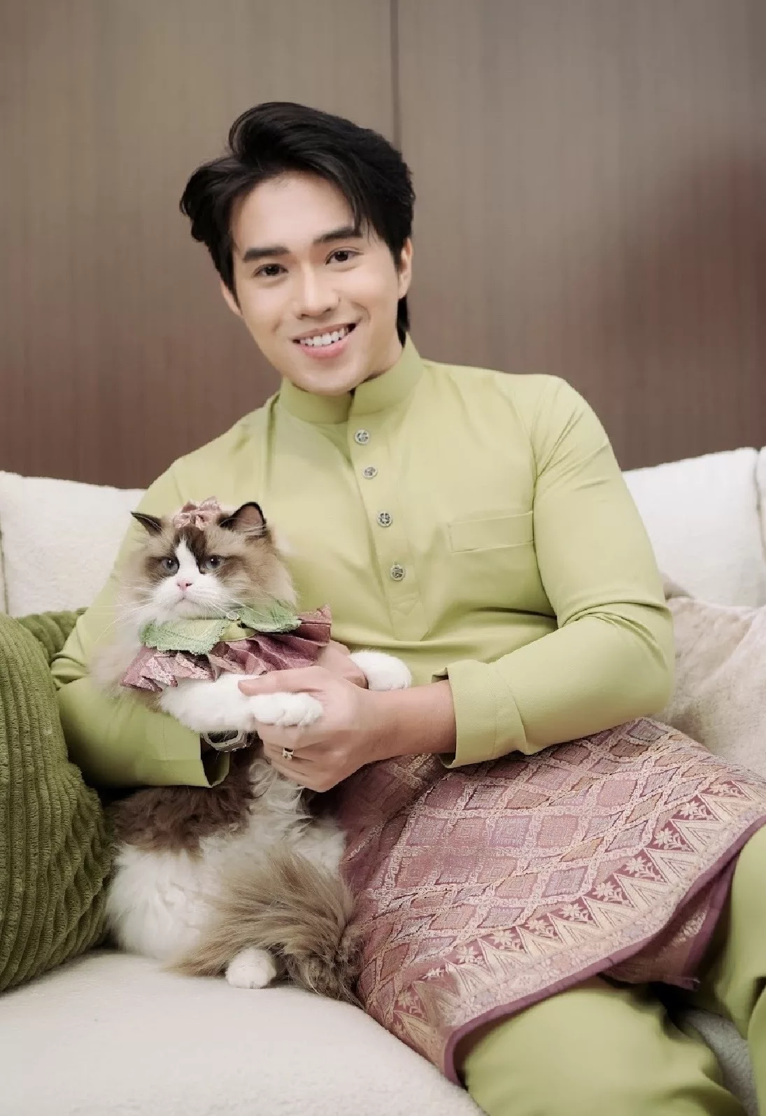 Revolusi Baju Raya Si Bulus! Amri Aziz & Zarol Zarif Perkenal Bib Raya Kucing Pertama Di Malaysia, Lantik Ara Johari & Wany Hasrita Sebagai ‘Muse’ 6 Revolusi Baju Raya Si Bulus! Amri Aziz & Zarol Zarif Perkenal Bib Raya Kucing Pertama Di Malaysia, Lantik Ara Johari & Wany Hasrita Sebagai ‘Muse’