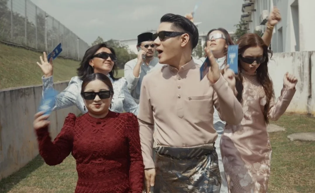 Guru Matematik Jadi Bintang! Sir Race Lancar Lagu ‘Bah Selamat Hari Raya’ Dengan Sentuhan ‘Vibe’ K-Pop