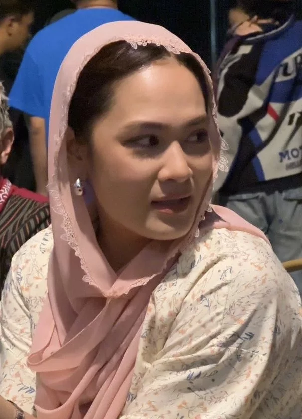 Adriana Adnan Bersuara Selepas Dikecam – “Saya Tak Minta Layanan Istimewa, Cukup Sekadar Senyuman.”