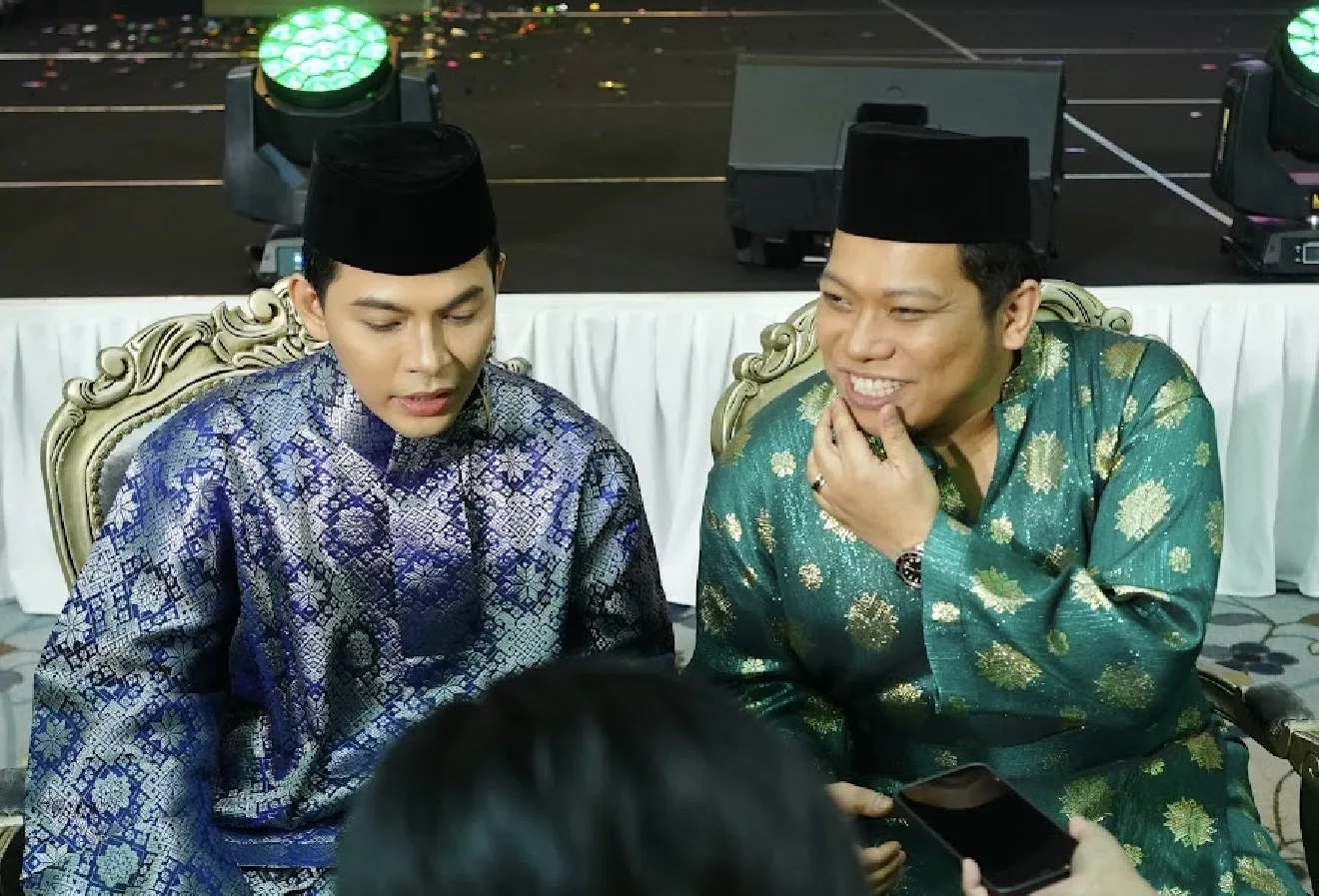 “Nak Buat Sesuatu, Biar Betul-Betul,” – Giliran Izzue Islam & Dehaniff Lancar Lagu Raya, MV ‘Gila’ Siap Bawa Lembu Dari Melaka & Bukan Nak Berlawan Dengan Sesiapa