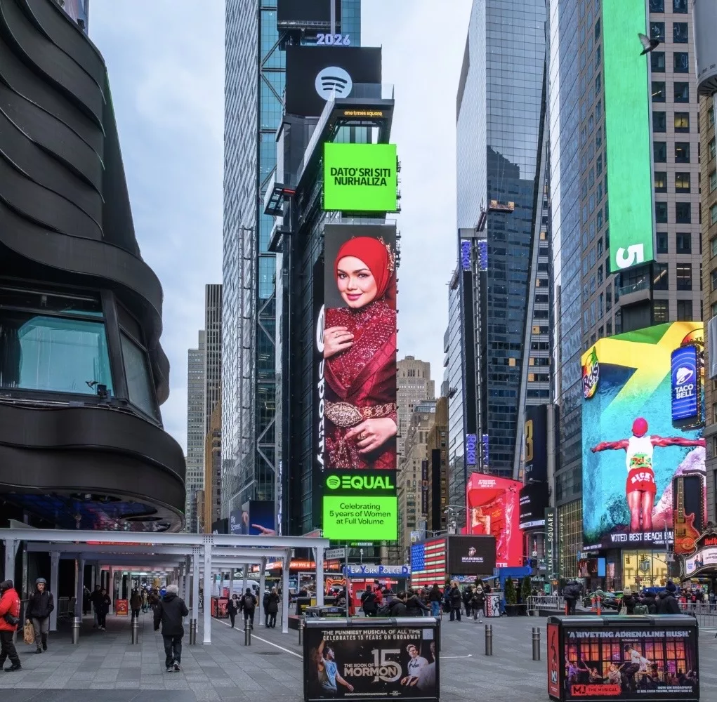 “Satu Penghormatan Besar Buat Saya,” – Siti Nurhaliza Cipta Sejarah Lagi, Wajah Ikon Malaysia Kembali Terpapar Di Times Square New York!