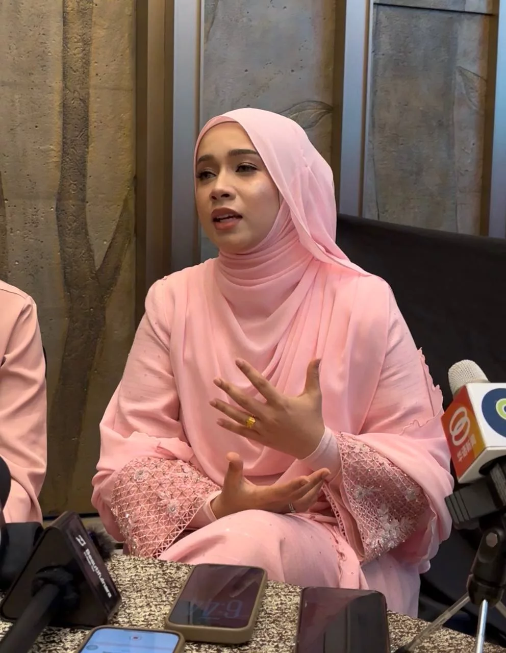 “Dari Awal Kahwin Orang Kata Nampak ‘Baby Bump’,” – Berlakon Adegan Hamil Dalam MV Lagu ‘Bincang Raya’, Amira Othman Nafi Sedang Mengandung