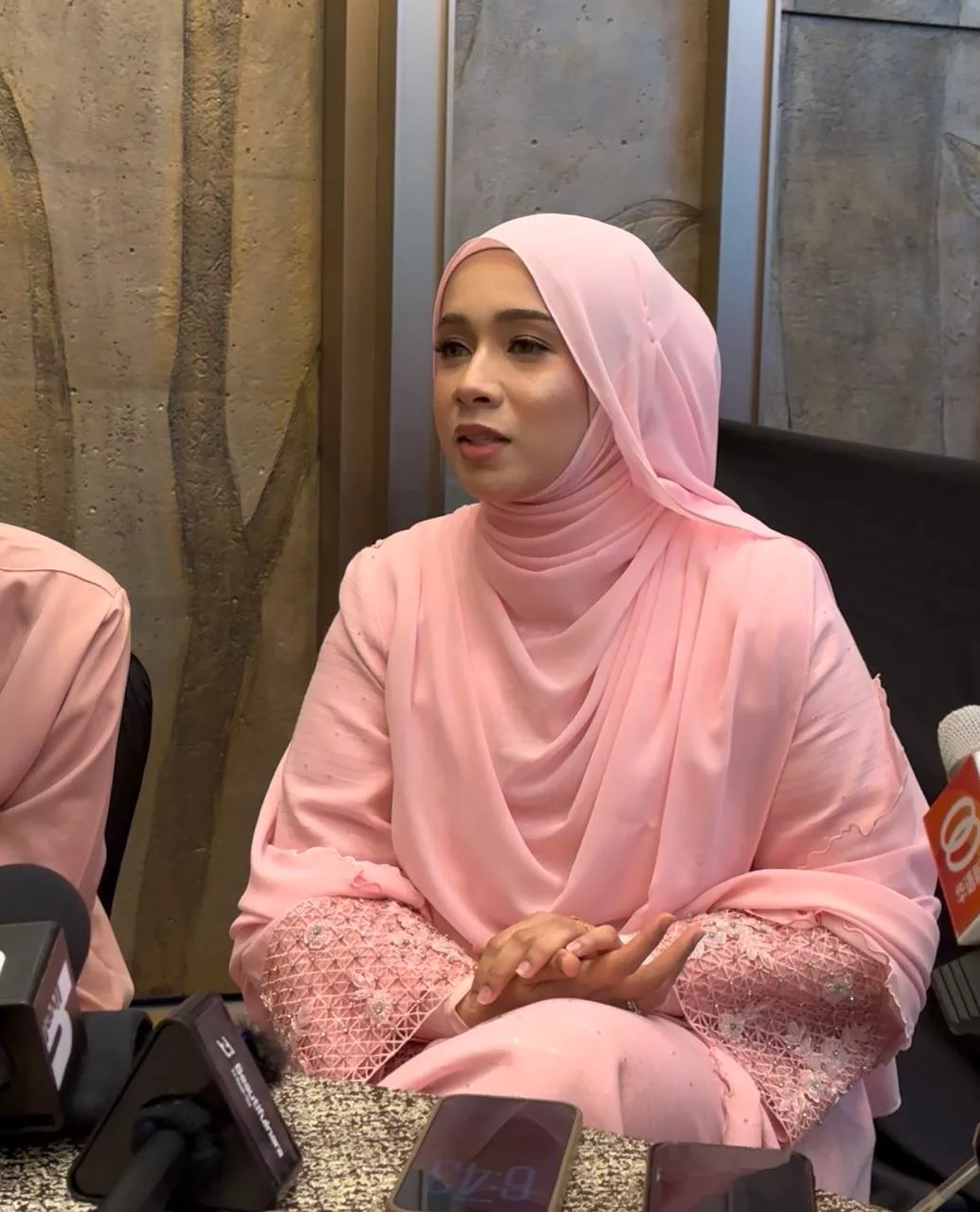 “Dari Awal Kahwin Orang Kata Nampak ‘Baby Bump’,” – Berlakon Adegan Hamil Dalam MV Lagu ‘Bincang Raya’, Amira Othman Nafi Sedang Mengandung