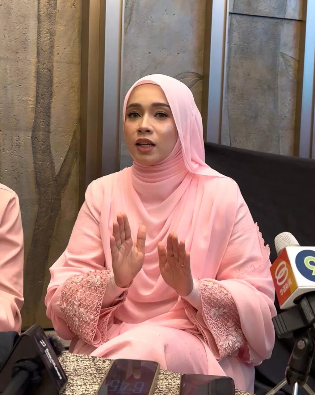 “Saya Doakan Allah Berikan Mereka Hidayah…,” – Dilabel Sundal & Bodoh, Amira Othman Lali Hadap Kecaman! Anggap Lumrah Jadi Anak Seni