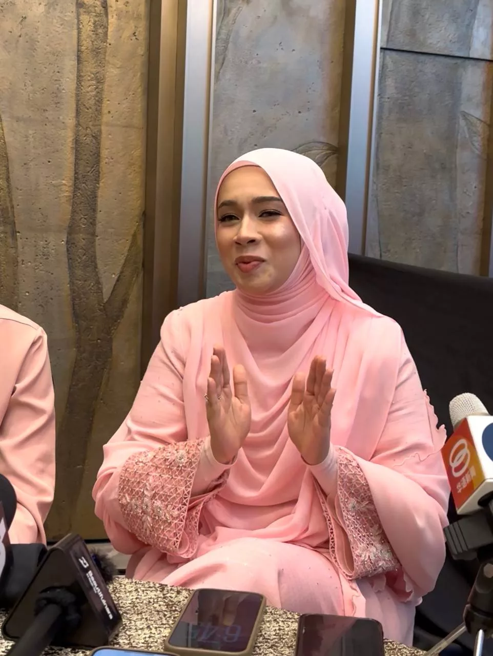 “Saya Doakan Allah Berikan Mereka Hidayah…,” – Dilabel Sundal & Bodoh, Amira Othman Lali Hadap Kecaman! Anggap Lumrah Jadi Anak Seni