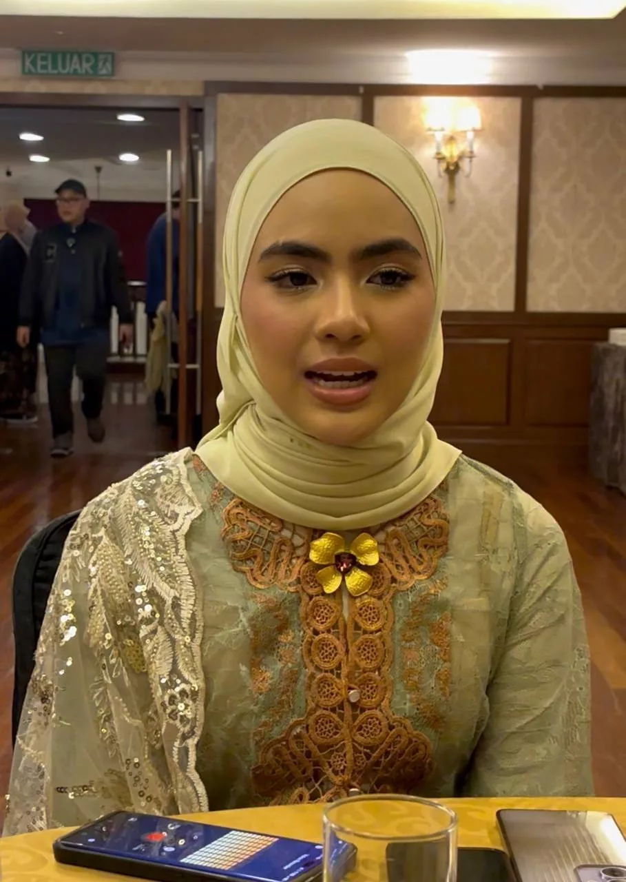 “Perasaan Boleh Berputik Di Mana-Mana, Tak Kira Tempat,” – Erysha Emyra Percaya Cinta Lokasi, Selesa Berkawan Dengan Ariel Fesol