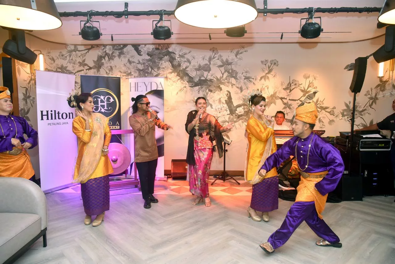 Selepas 28 Tahun, Heyda Hafeey Kembalikan Kenangan Menerusi Zapin Usik Mengusik 2.0 – “Orang Tahu Senario, Bukan Kenal Penyanyi Wanitanya.”