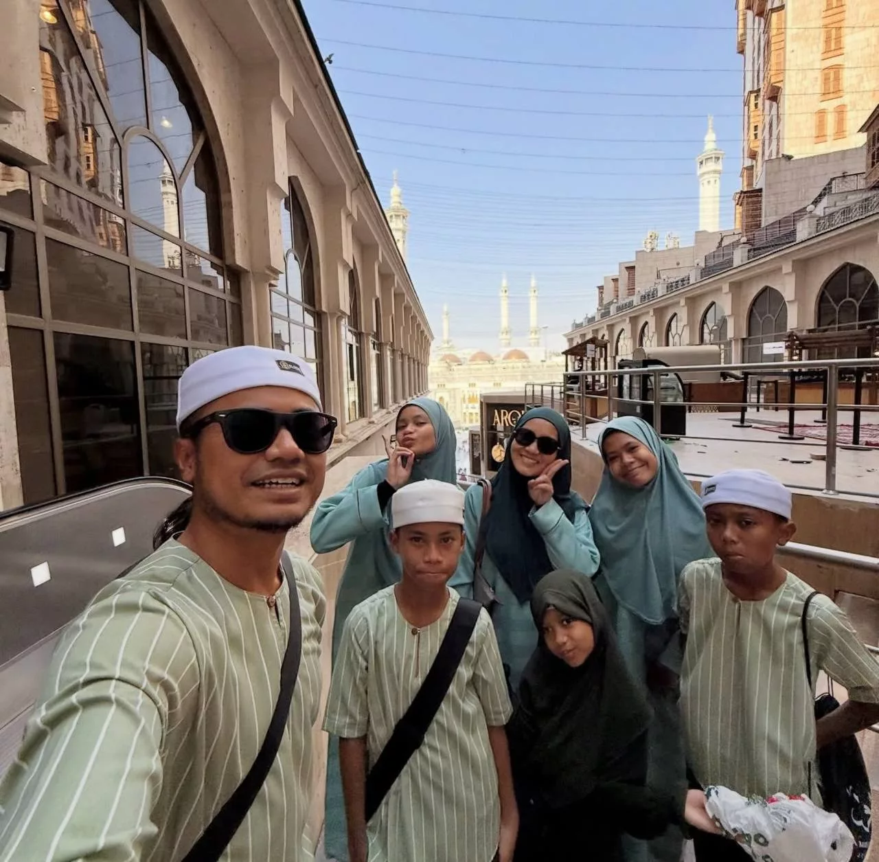 “Kalau Allah Cabut Nyawa Di Sana, Kita Rasa Beruntung” – Di Sebalik Pergolakan Timur Tengah, Lan Solo Kongsi Detik Umrah Bersama Keluarga