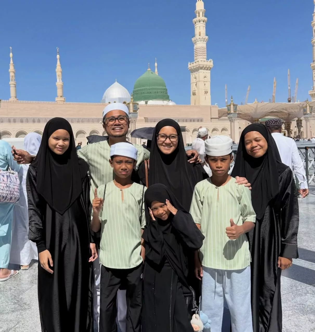 “Kalau Allah Cabut Nyawa Di Sana, Kita Rasa Beruntung” – Di Sebalik Pergolakan Timur Tengah, Lan Solo Kongsi Detik Umrah Bersama Keluarga