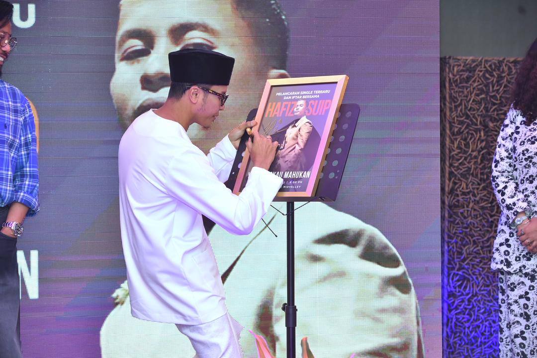 “Saya Tetap Hormat Kerjayanya Tapi…,” - Hafiz Suip Kekal Dengan Prinsip, Tak Izin Isteri Menyanyi Lagi 7 “Saya Tetap Hormat Kerjayanya Tapi…,” – Hafiz Suip Kekal Dengan Prinsip, Tak Izin Isteri Menyanyi Lagi