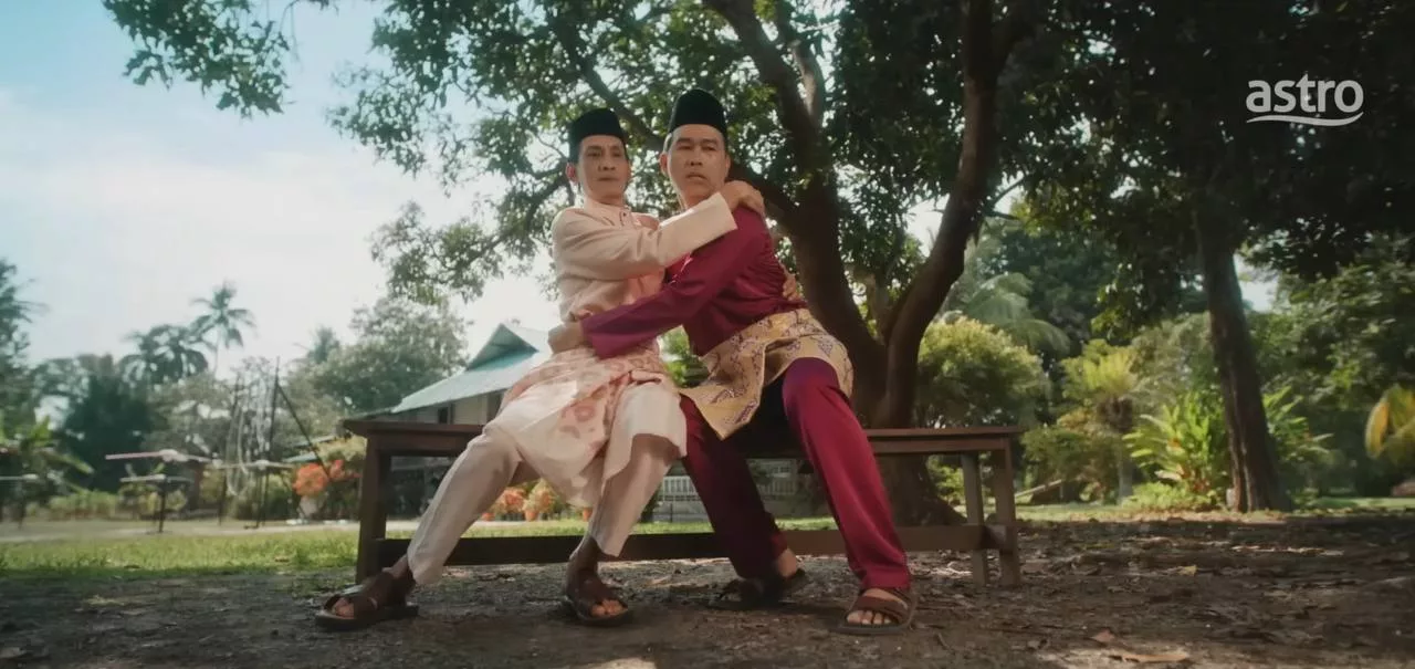 Ego Dua Sahabat Cetus Konflik Dalam Kampung! Iklan Raya Astro ‘Bila Bersama, Lagi Jadi’ Bariskan Bintang Gred A… Sarat Komedi, Nostalgia & Pengajaran