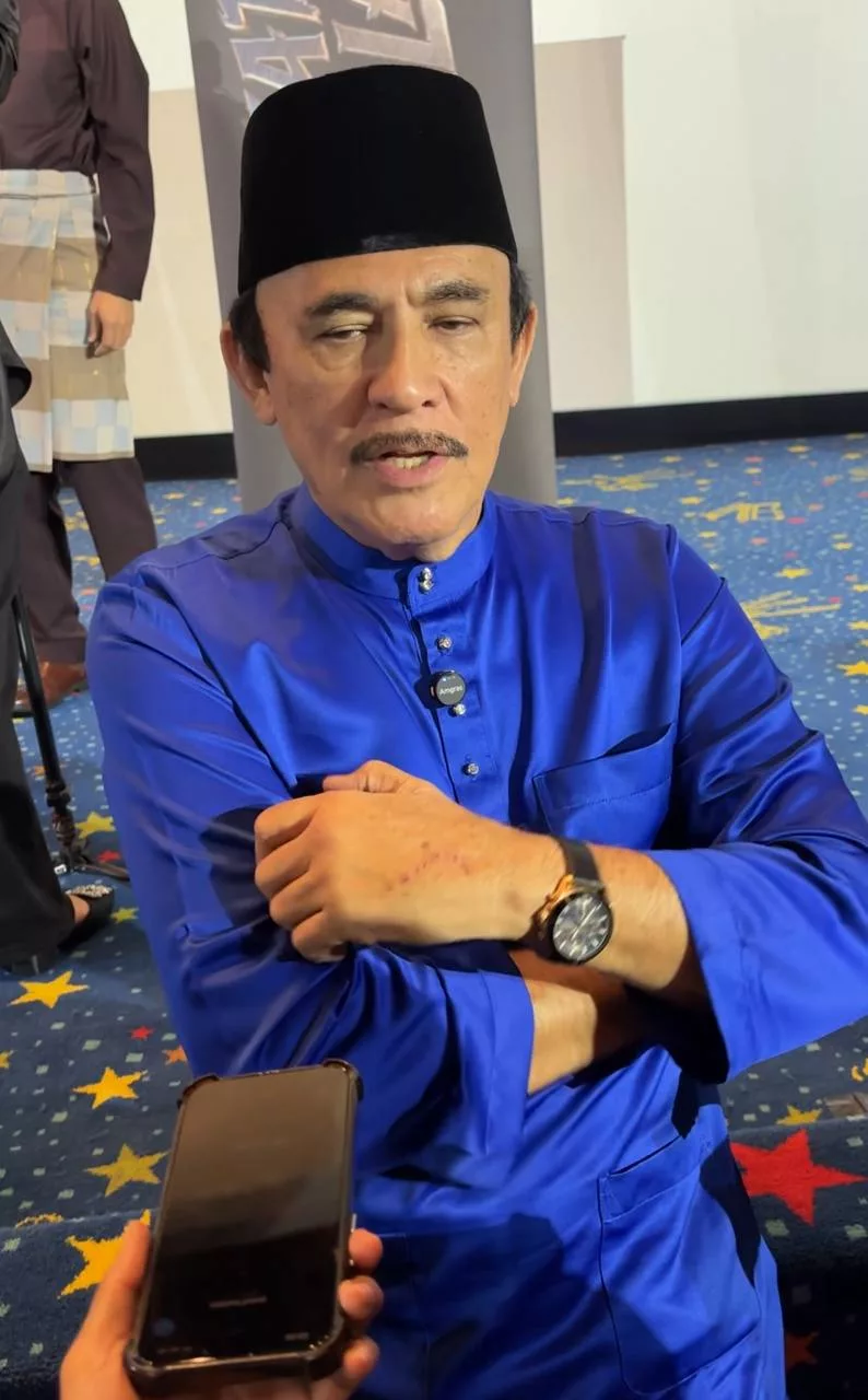 “Saya Nampak Dia Makin Ceria…,” - Yusof Haslam & Isteri Teruja Sambut Syawal Bersama Syamsul Yusof, Momen Bermaafan Jadi Perhatian 6 “Saya Nampak Dia Makin Ceria…,” – Yusof Haslam & Isteri Teruja Sambut Syawal Bersama Syamsul Yusof, Momen Bermaafan Jadi Perhatian