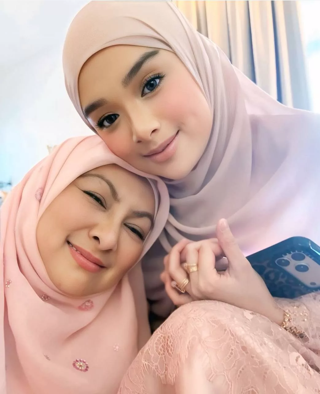 “Dia Lalui Yang Indah-Indah, Ada Tempat Tinggal Selesa…,” – Abby Abadi Tak Tunjuk & Cerita Ujian Hidup Dengan Anak-Anak