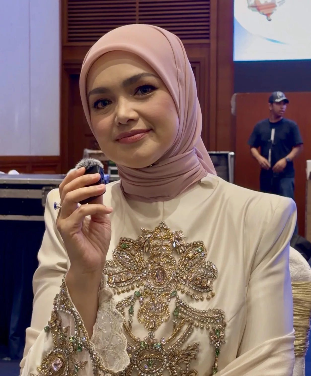 “Berkaitan Dengan Ibadat, Saya Tak Perlu Nak Membalas Semula Sebab Ustaz Pun Dah Jelaskan,” – Siti Nurhaliza