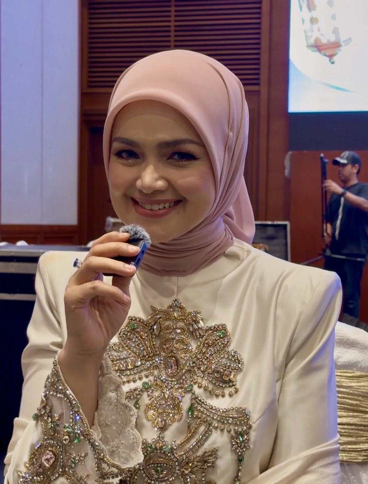 “Berkaitan Dengan Ibadat, Saya Tak Perlu Nak Membalas Semula Sebab Ustaz Pun Dah Jelaskan,” – Siti Nurhaliza