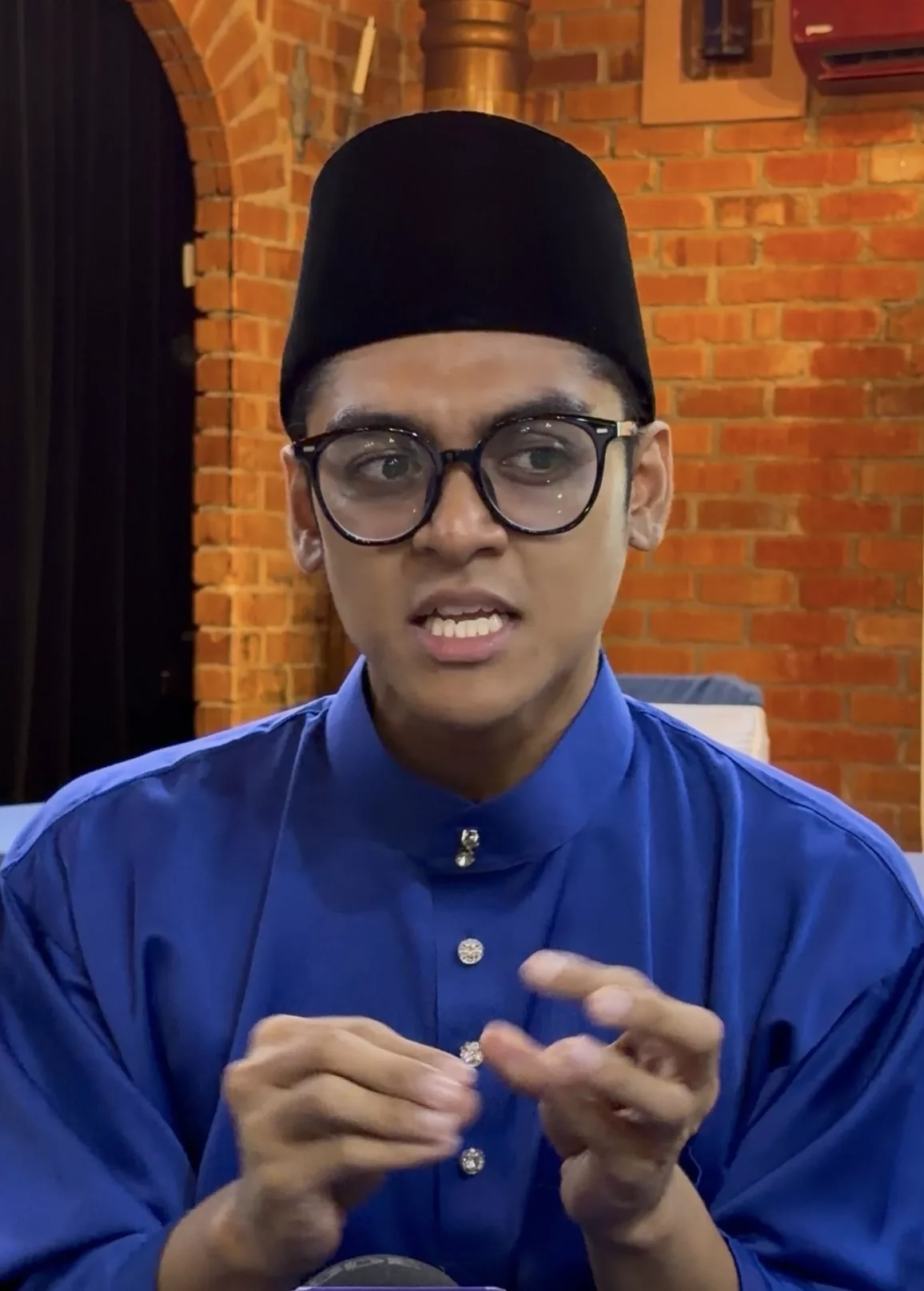 "Yang Paling Viral Orang Kata Suara Seperti 'Hon Lori'," - Vokal Kena Hentam, Agy Positif & Pilih Tenang Ulas Isu Lagu Raya 7 “Yang Paling Viral Orang Kata Suara Seperti ‘Hon Lori’,” – Vokal Kena Hentam, Agy Positif & Pilih Tenang Ulas Isu Lagu Raya