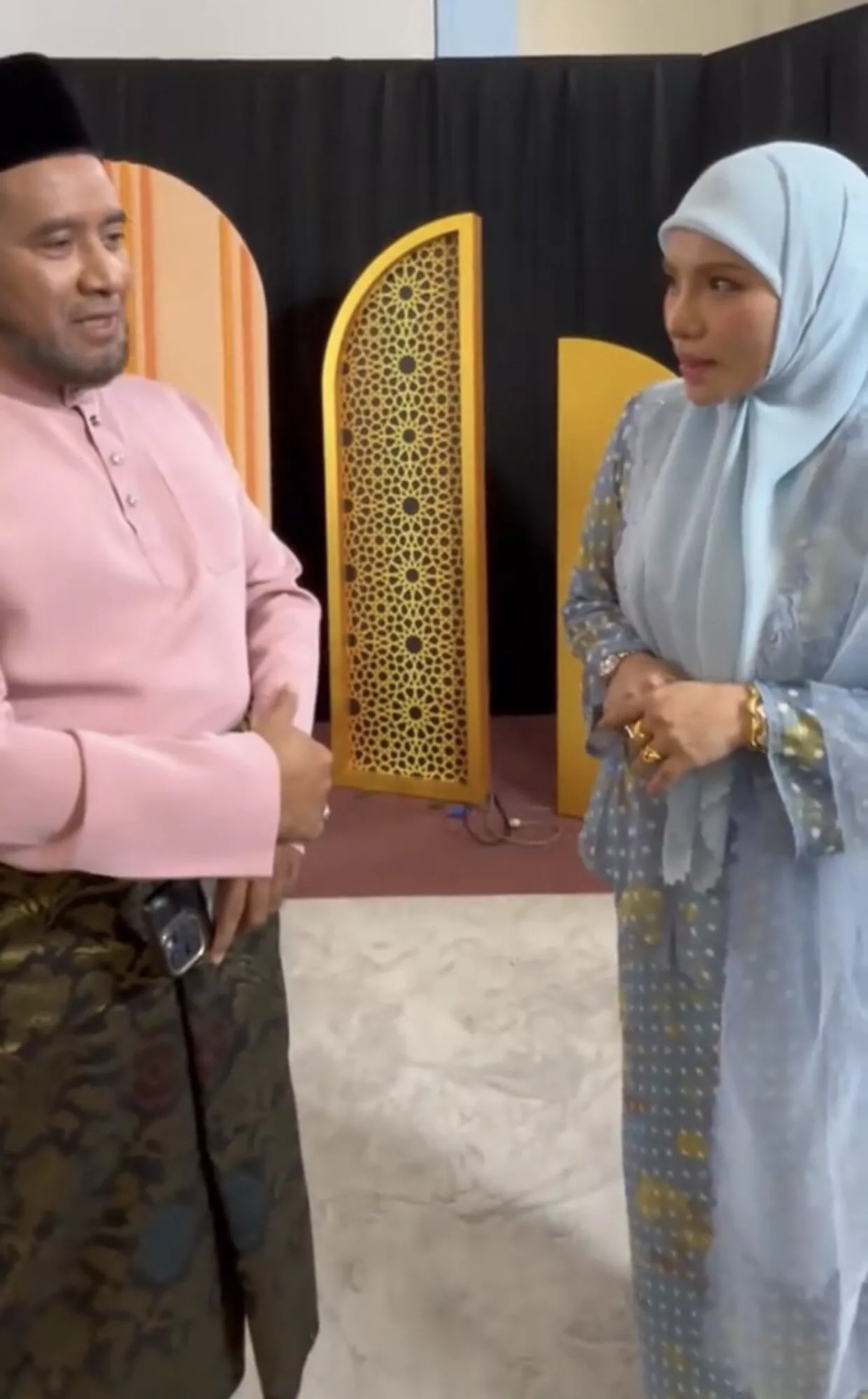 “Kalau Buat Konten Berlari, Boleh Nampak Betis,” – ‘Lina Kepom’ Usaha Jaga Batas Aurat, Ustaz Azli Dedah Rahsia Stoking Putih Elly Mazlein