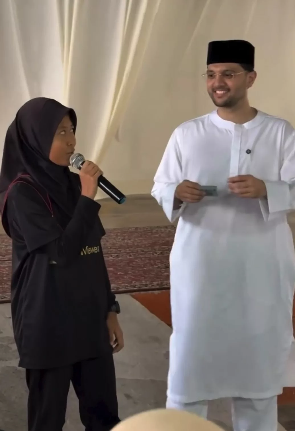 “Bangga Melihat Anak-Anak Ini,” – PU Riz, Izzah Anuar Santuni Warga PPR & Edar Juadah Berbuka, Dakwah Santai ‘Sambung Ayat’ Al-Quran Jadi Sorotan