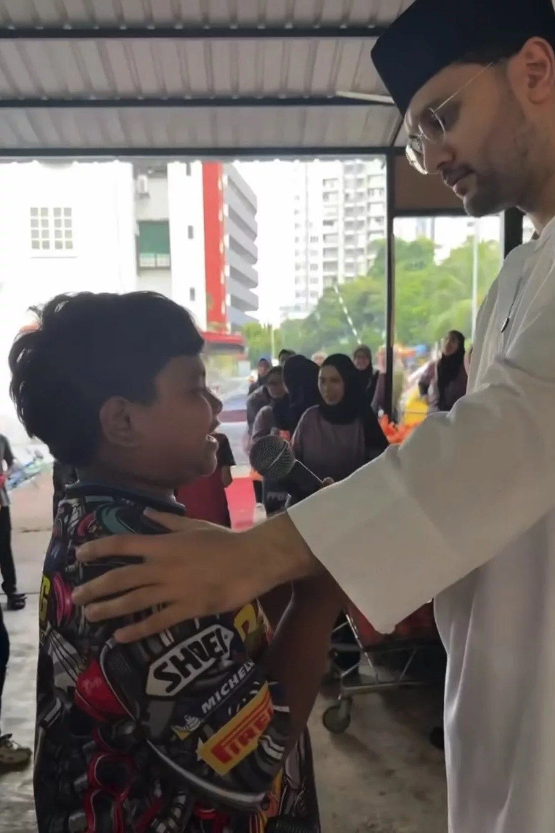 “Bangga Melihat Anak-Anak Ini,” – PU Riz, Izzah Anuar Santuni Warga PPR & Edar Juadah Berbuka, Dakwah Santai ‘Sambung Ayat’ Al-Quran Jadi Sorotan