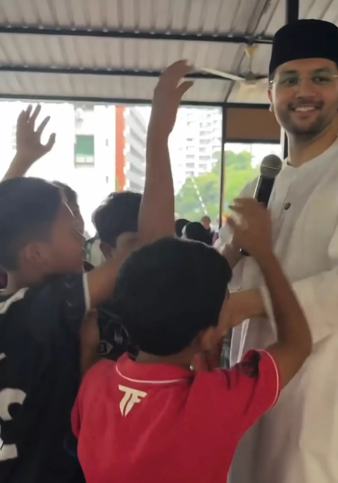 “Bangga Melihat Anak-Anak Ini,” – PU Riz, Izzah Anuar Santuni Warga PPR & Edar Juadah Berbuka, Dakwah Santai ‘Sambung Ayat’ Al-Quran Jadi Sorotan