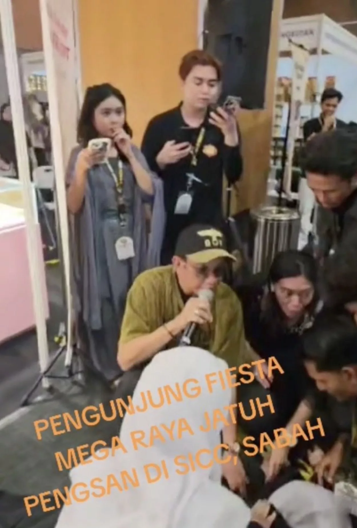 “Pada Mulanya Saya Ingat Bergurau Atau Main-Main,” – Peminat Tiba-Tiba Pengsan Selepas Bergambar Dengan Cik Lan, Suasana Fiesta Bertukar Cemas