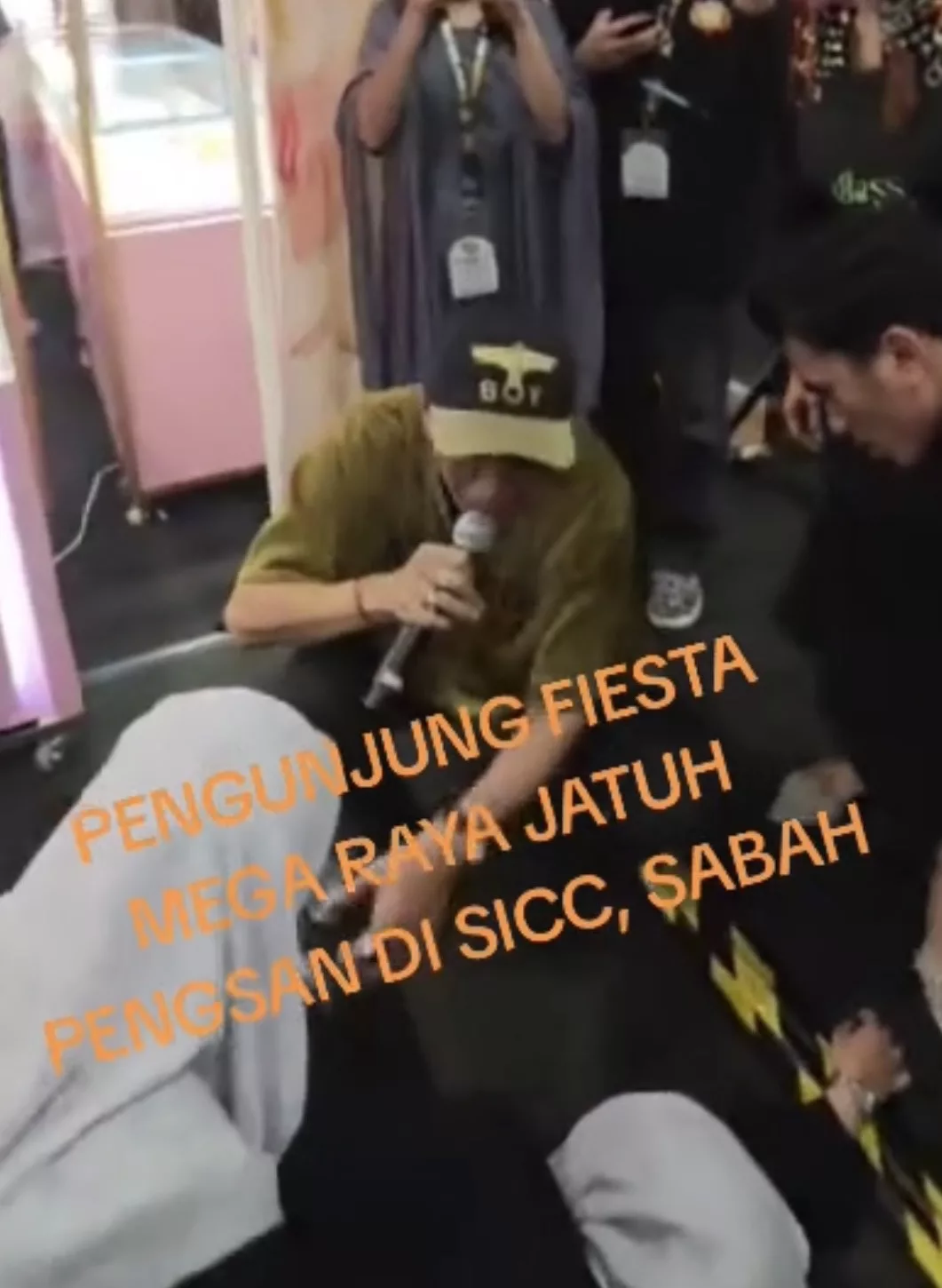 “Pada Mulanya Saya Ingat Bergurau Atau Main-Main,” – Peminat Tiba-Tiba Pengsan Selepas Bergambar Dengan Cik Lan, Suasana Fiesta Bertukar Cemas