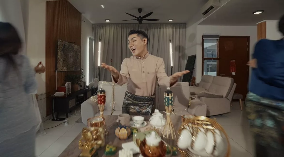 Guru Matematik Jadi Bintang! Sir Race Lancar Lagu ‘Bah Selamat Hari Raya’ Dengan Sentuhan ‘Vibe’ K-Pop