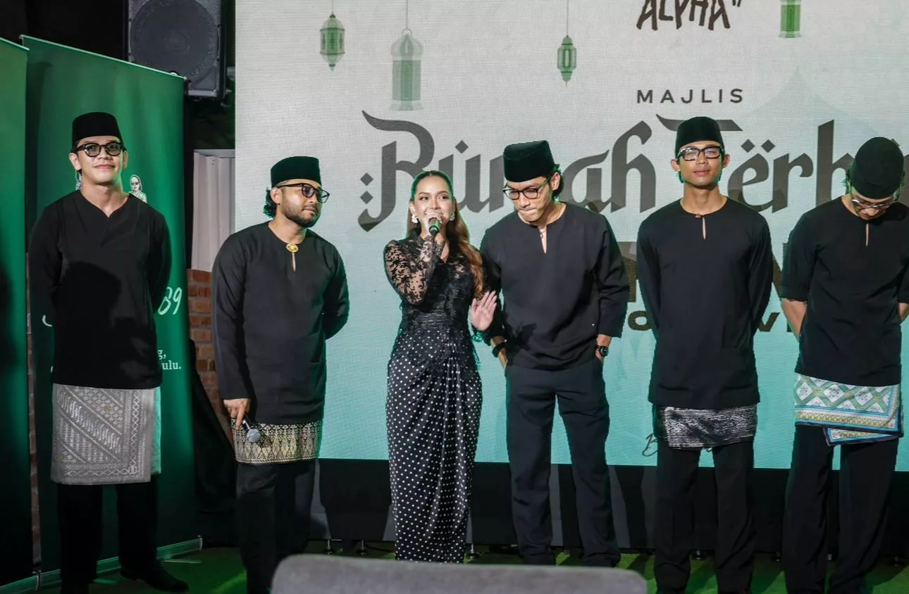 “Tak Perlu Romatik, Tanya ‘Dah Makan?’ Pun Okay,”- Azira Syafinaz Tertarik Dengan Lelaki Sentiasa Tunjuk Usaha, Nafi Sukar Didekati!