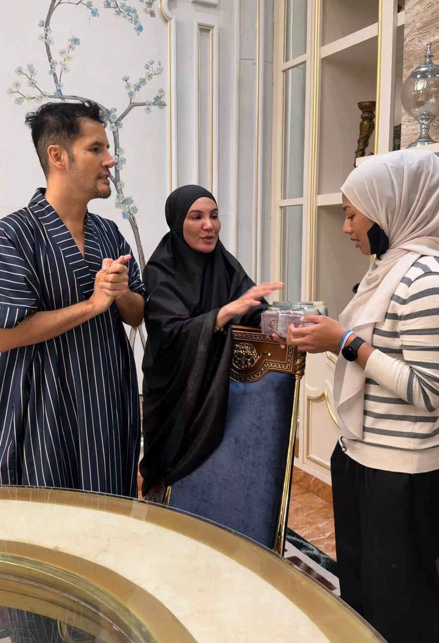 “Saya Ingat Orang Dah Bencikan Saya,” - Terima Rezeki RM40,000 Hasil Jualan Bersama Aliff Syukri, Azar Azmi Mahu Segera Langsai Hutang 7 “Saya Ingat Orang Dah Bencikan Saya,” – Terima Rezeki RM40,000 Hasil Jualan Bersama Aliff Syukri, Azar Azmi Mahu Segera Langsai Hutang