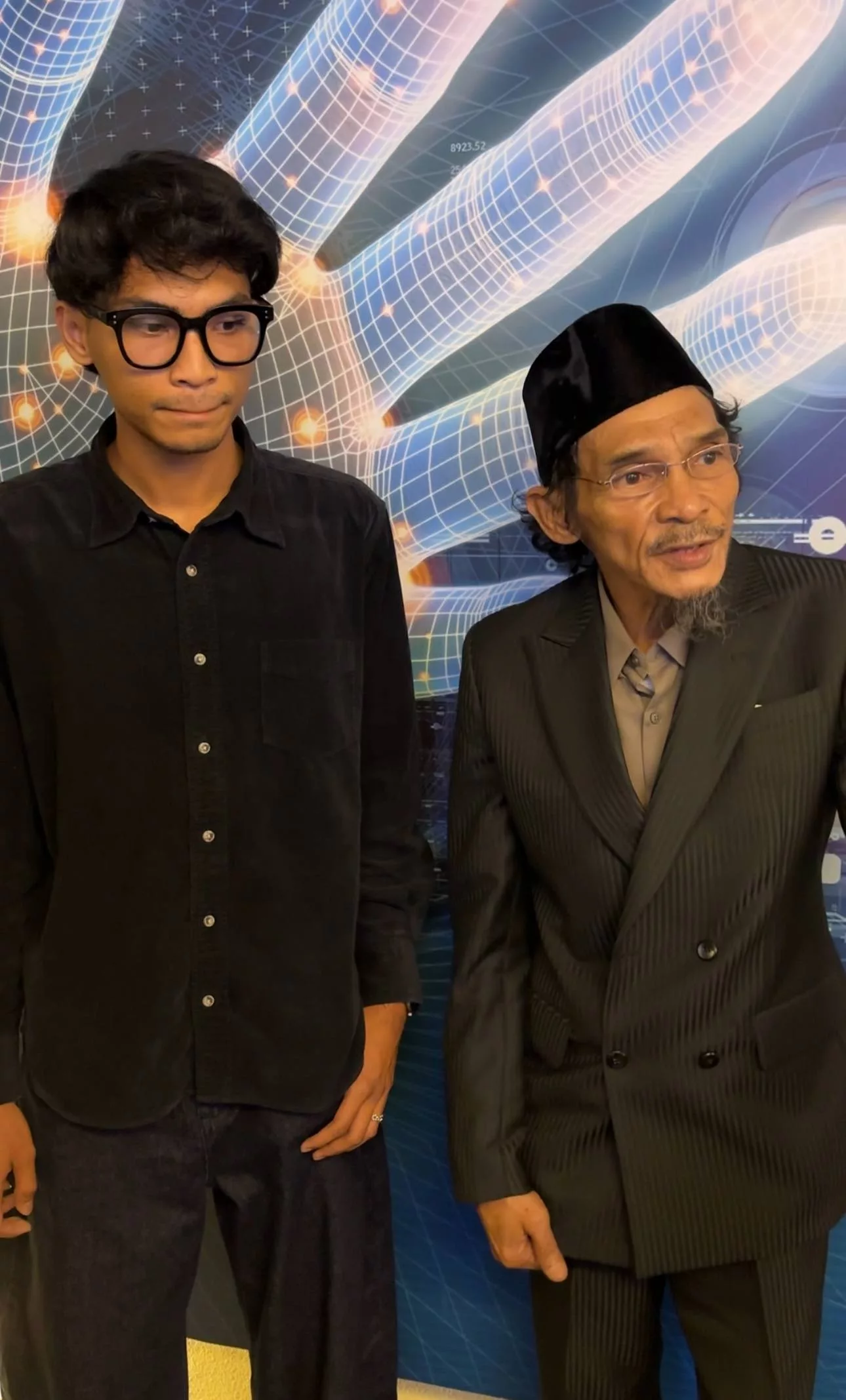 “Kena Bertanding Serius… Jaga Akhlak Dan Disiplin,” - Jamilul Hayat Serius Bawa Hussain Ceburi Bidang Seni, Jadi Contoh Teladan Yang Baik 11 “Kena Bertanding Serius… Jaga Akhlak Dan Disiplin,” – Jamilul Hayat Serius Bawa Hussain Ceburi Bidang Seni, Jadi Contoh Teladan Yang Baik
