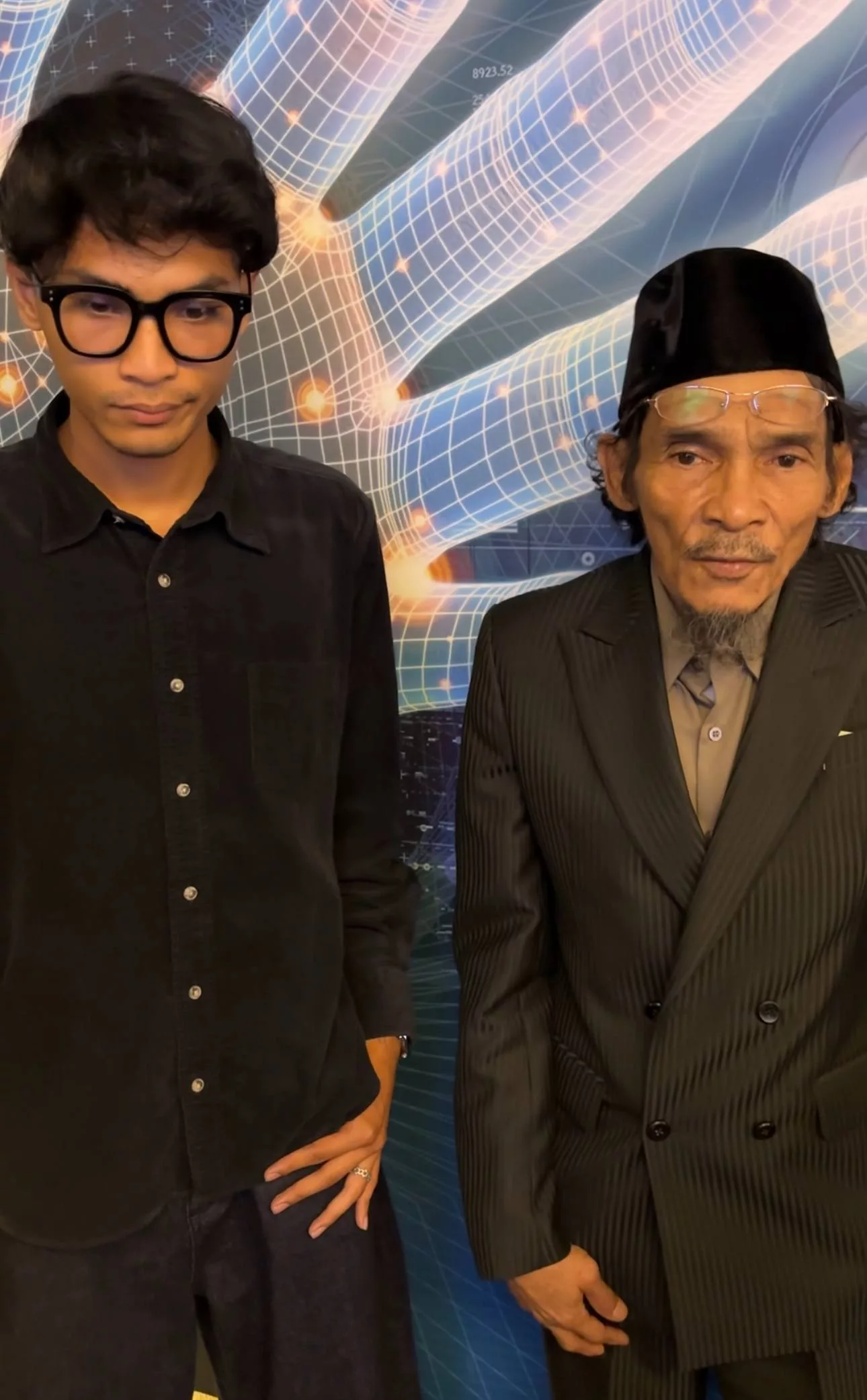 “Kena Bertanding Serius… Jaga Akhlak Dan Disiplin,” - Jamilul Hayat Serius Bawa Hussain Ceburi Bidang Seni, Jadi Contoh Teladan Yang Baik 7 “Kena Bertanding Serius… Jaga Akhlak Dan Disiplin,” – Jamilul Hayat Serius Bawa Hussain Ceburi Bidang Seni, Jadi Contoh Teladan Yang Baik