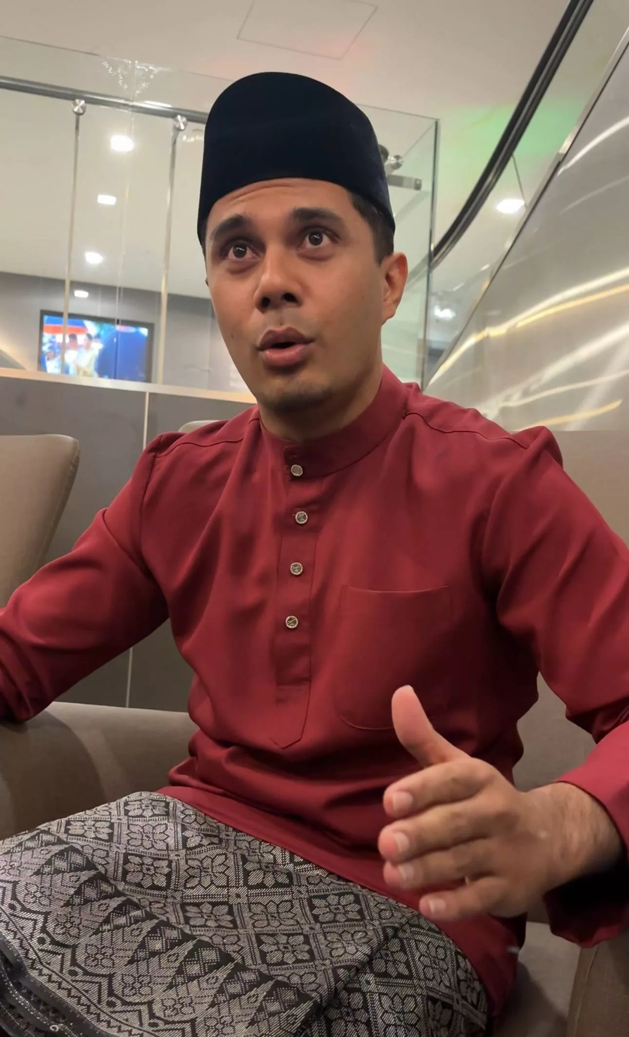 “Kami Memang Raya Asing Sebab…,” – Dakwaan Bercinta Dengan Jurusolek Merepek, Fikry Ibrahim Nafi Rumah Tangga Bergolak