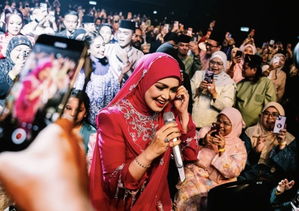 Suasana Aidilfitri Meriah, Peminat Berbaju Raya Banjiri Zepp KL Demi Siti Nurhaliza… ‘Pentas Eksklusif Aidilfitri: Beraya Dengan Saya’ Sukses!