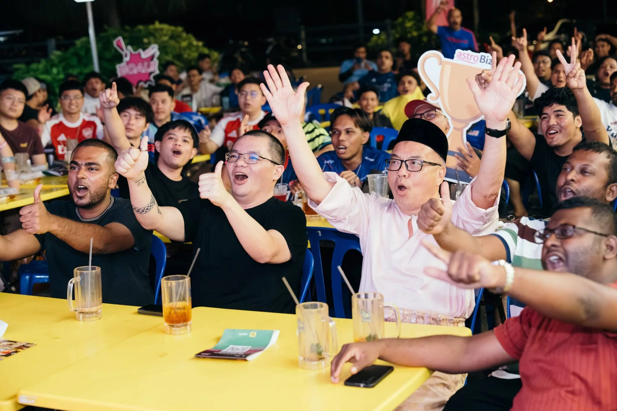 Sorakan Meledak! Astro BizOne Watch Party Ubah Cara Tonton Bola Sepak, Satukan Komuniti & Lonjak Ekonomi Setempat